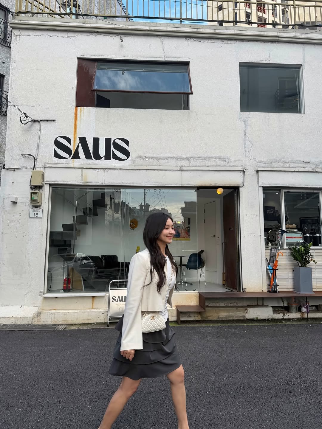Photo shared by 블로거 달린 🧚‍♀️ 패션 뷰티 여행 on February 18, 2026 tagging @curlyshyll_official. May be an image of skirt, outerwear and text that says 'SAUS ম 18 15 SAL SALI'.