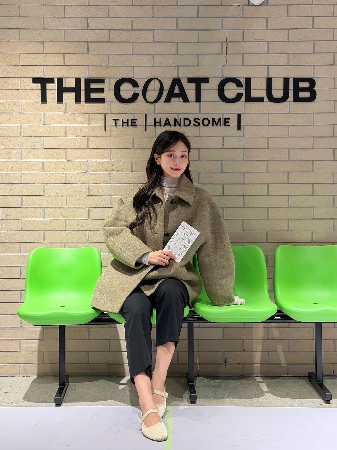 Photo shared by 블로거 달린 🧚‍♀️ 패션 뷰티 여행 on October 18, 2025 tagging @thehandsome_official. May be an image of duffle coat, sable coat, overcoat, goosedown coat, jacket, raincoat, parka, magazine and text.