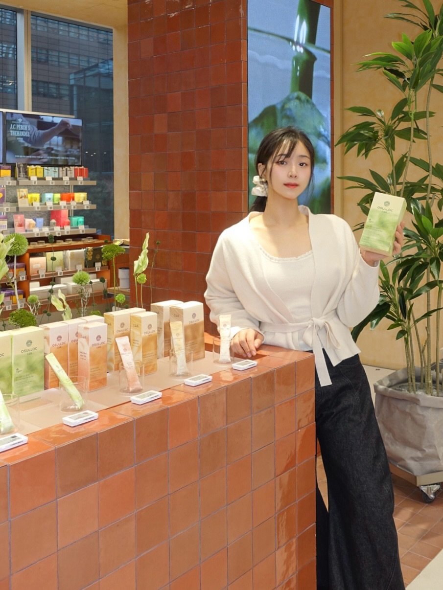 Photo shared by 블로거 달린 🧚‍♀️ 패션 뷰티 여행 on February 05, 2026 tagging @osulloc_official. May be an image of one or more people, hair, cornflower, herb and text.