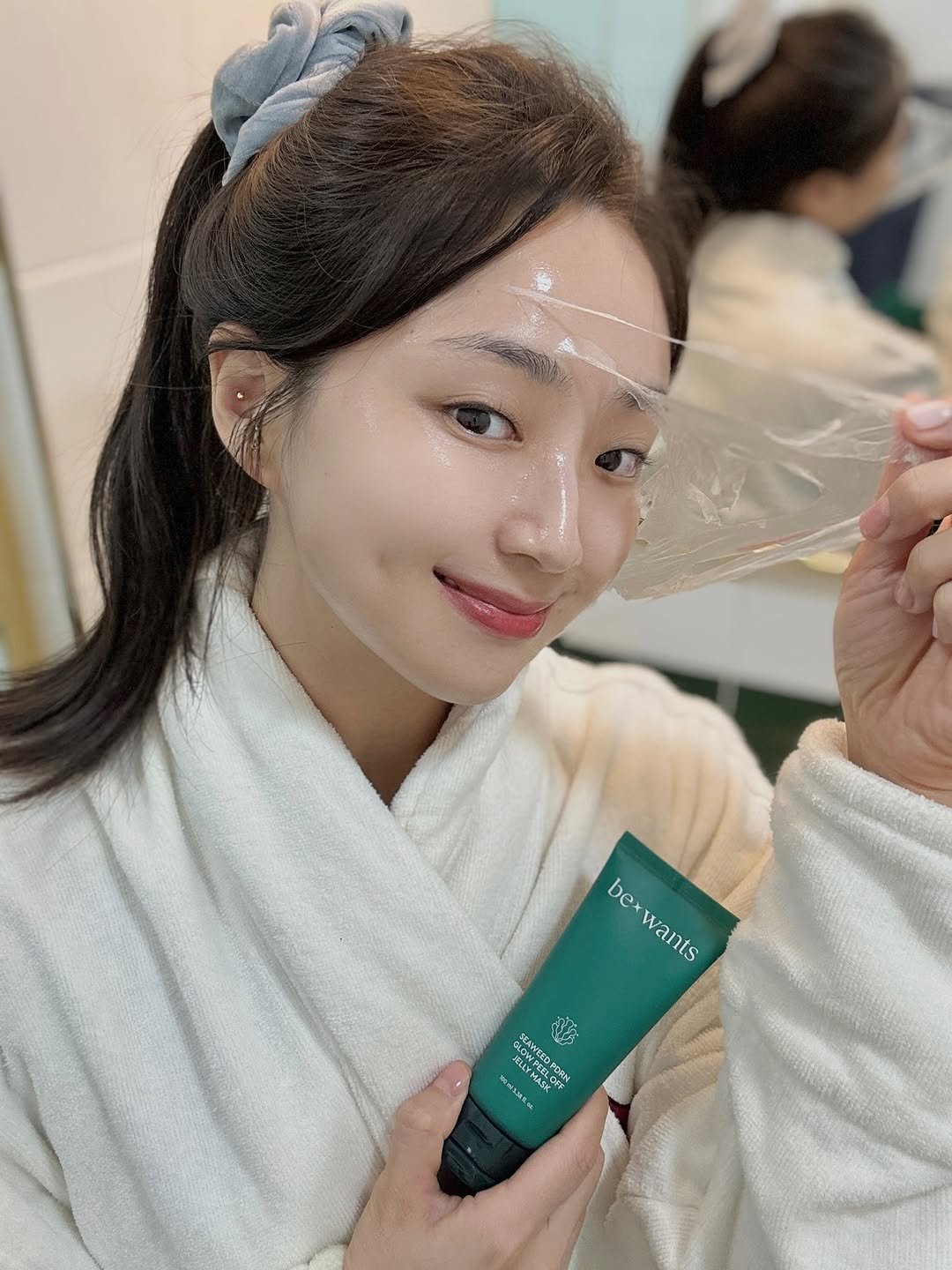 Photo shared by 블로거 달린 🧚♀️ 패션 뷰티 여행 on September 22, 2025 tagging @be_wants_official. May be an image of 1 person, hair product, lotion and text.
