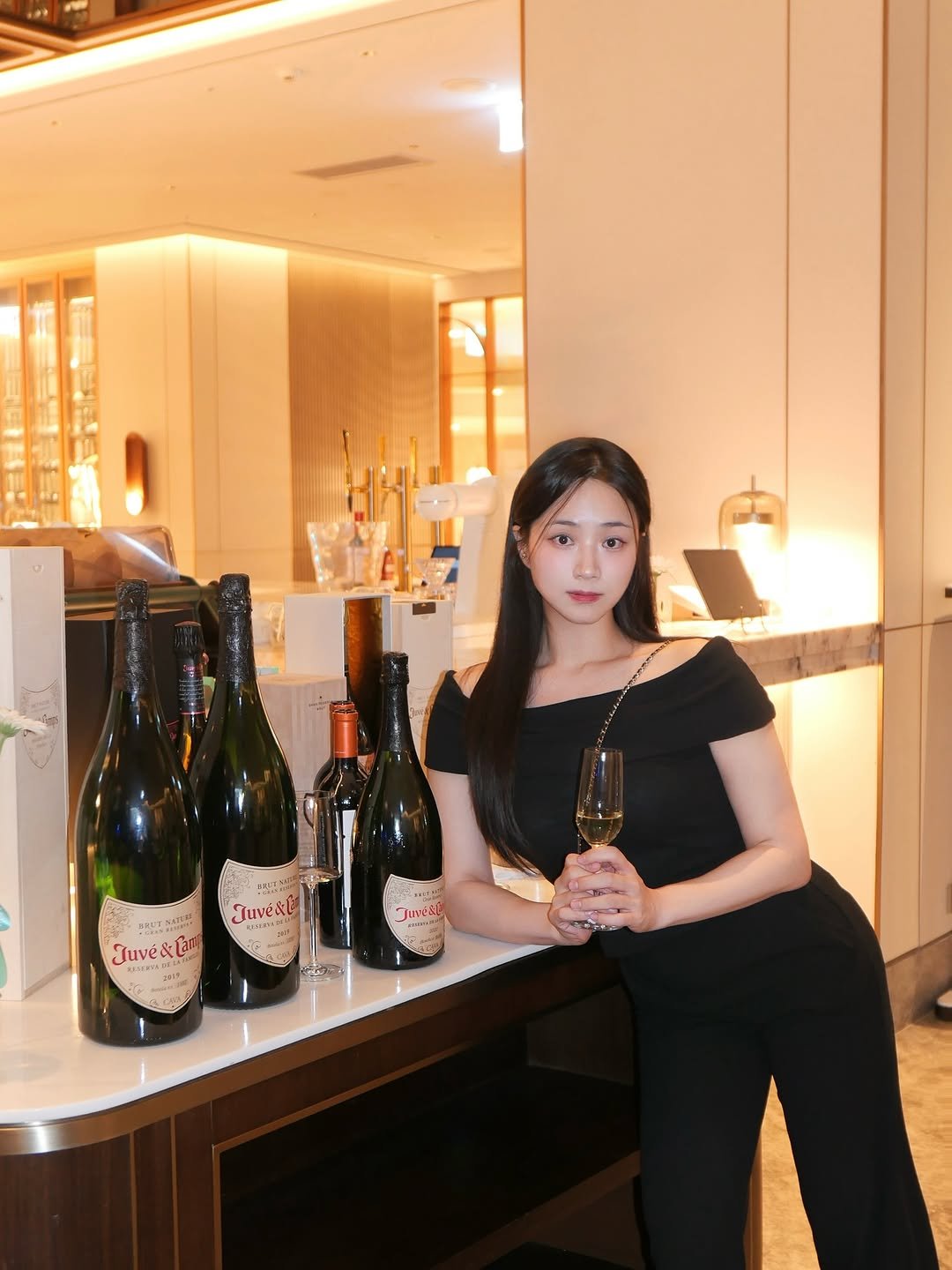 Photo shared by 블로거 달린 🧚♀️ 패션 뷰티 여행 on September 15, 2025 tagging @juveycamps, and @ksd_wines. May be an image of 1 person, champagne, wine glass, bottle, jumpsuit, wine bottle and text.