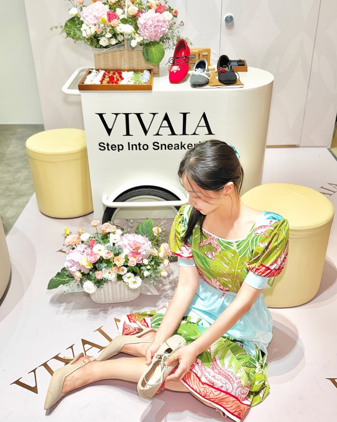 Photo shared by 블로거 달린 🧚♀️ 패션 뷰티 여행 on August 14, 2025 tagging @vivaia_official, and @vivaia.korea. May be an image of 1 person, sandals, sarong and text.