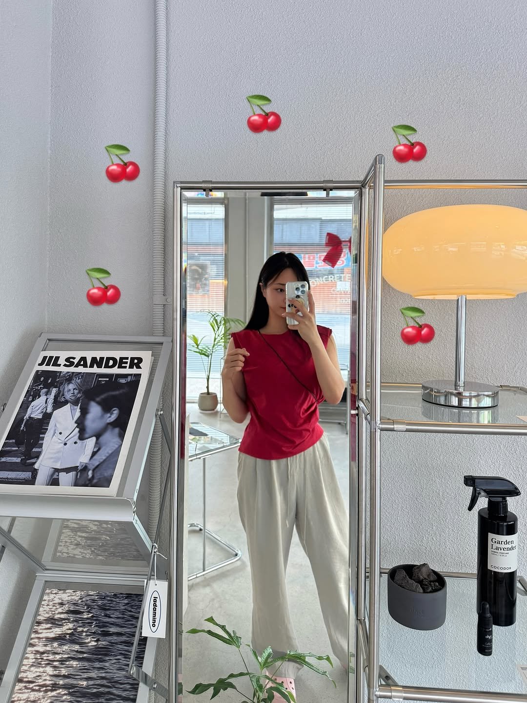 Photo shared by 블로거 달린 🧚♀️ 패션 뷰티 여행 on August 02, 2025 tagging @normor_official. May be an image of 2 people, apple, cherries, phone, mirror, cornflower and text.