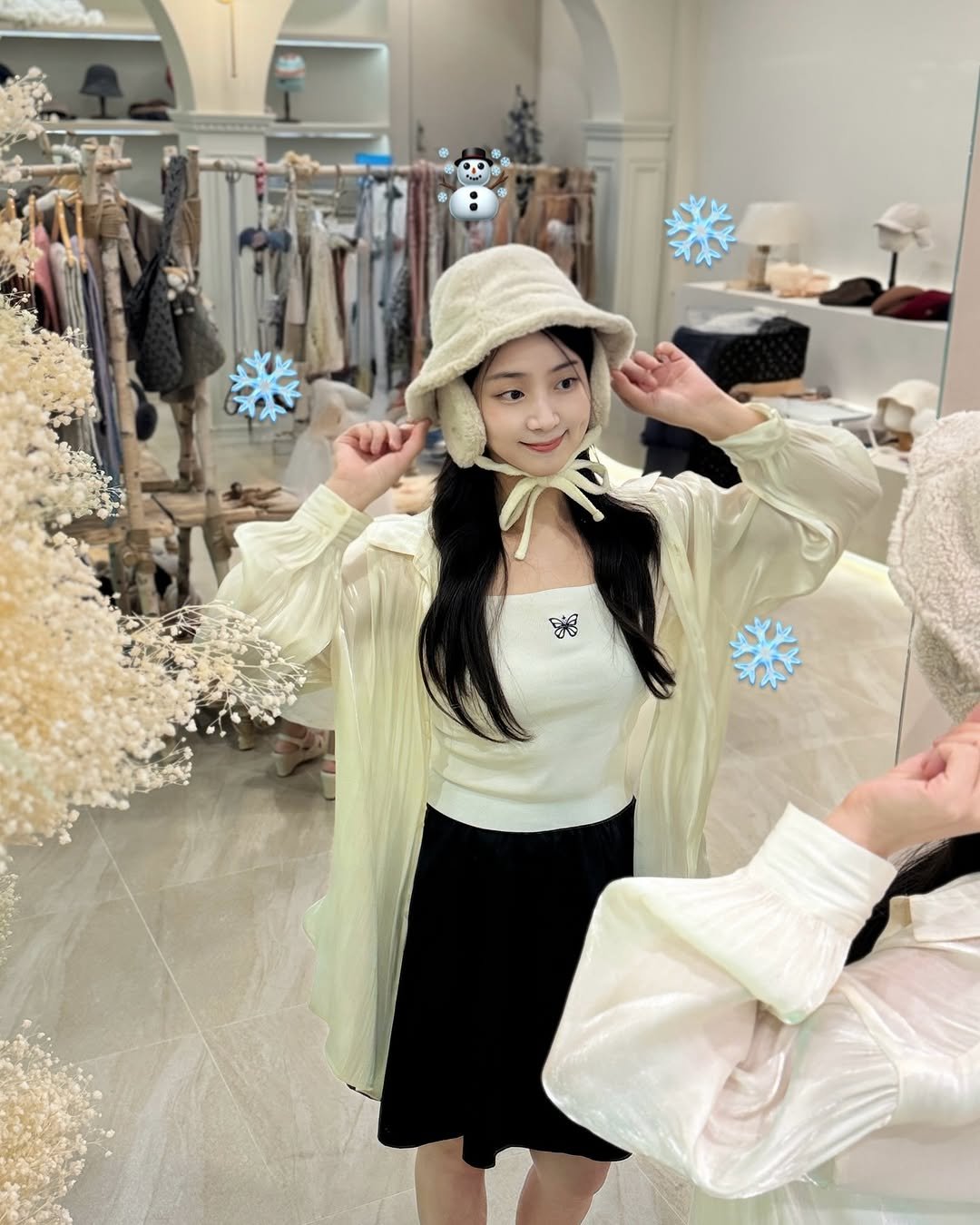 Photo shared by 블로거 달린 🧚‍♀️ 패션 뷰티 여행 on September 12, 2025 tagging @whitesands_official, and @blacksands_official. May be an image of hat, top, dress, cloak, parka and text.