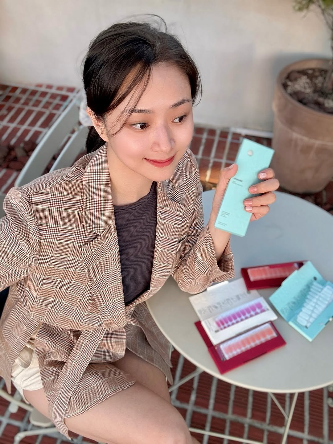 Photo shared by 블로거 달린 🧚♀️ 패션 뷰티 여행 on September 28, 2025 tagging @chaedo_kr. May be an image of 1 person, phone, saddle-stitched leather, cigarette case, cornflower and text.