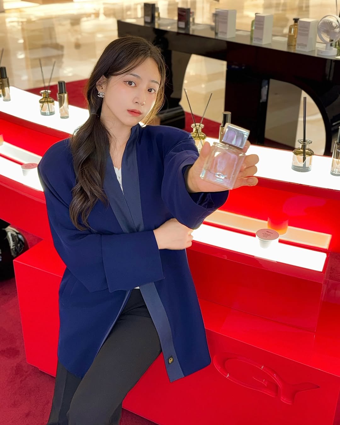 Photo shared by 블로거 달린 🧚♀️ 패션 뷰티 여행 on September 11, 2025 tagging @goyoyi.official. May be an image of 1 person, makeup, fragrance, hand cream, perfume and text.