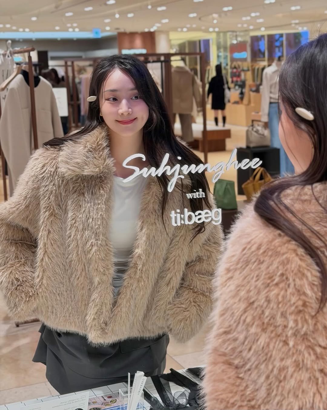 Photo shared by 블로거 달린 🧚‍♀️ 패션 뷰티 여행 on October 22, 2025 tagging @studio_tibaeg. May be an image of one or more people, hair, sable coat, duffle coat, overcoat, goosedown coat, top, parka, jacket and text that says 'Suhjunghee ve with ti:baeg ဆု0'.