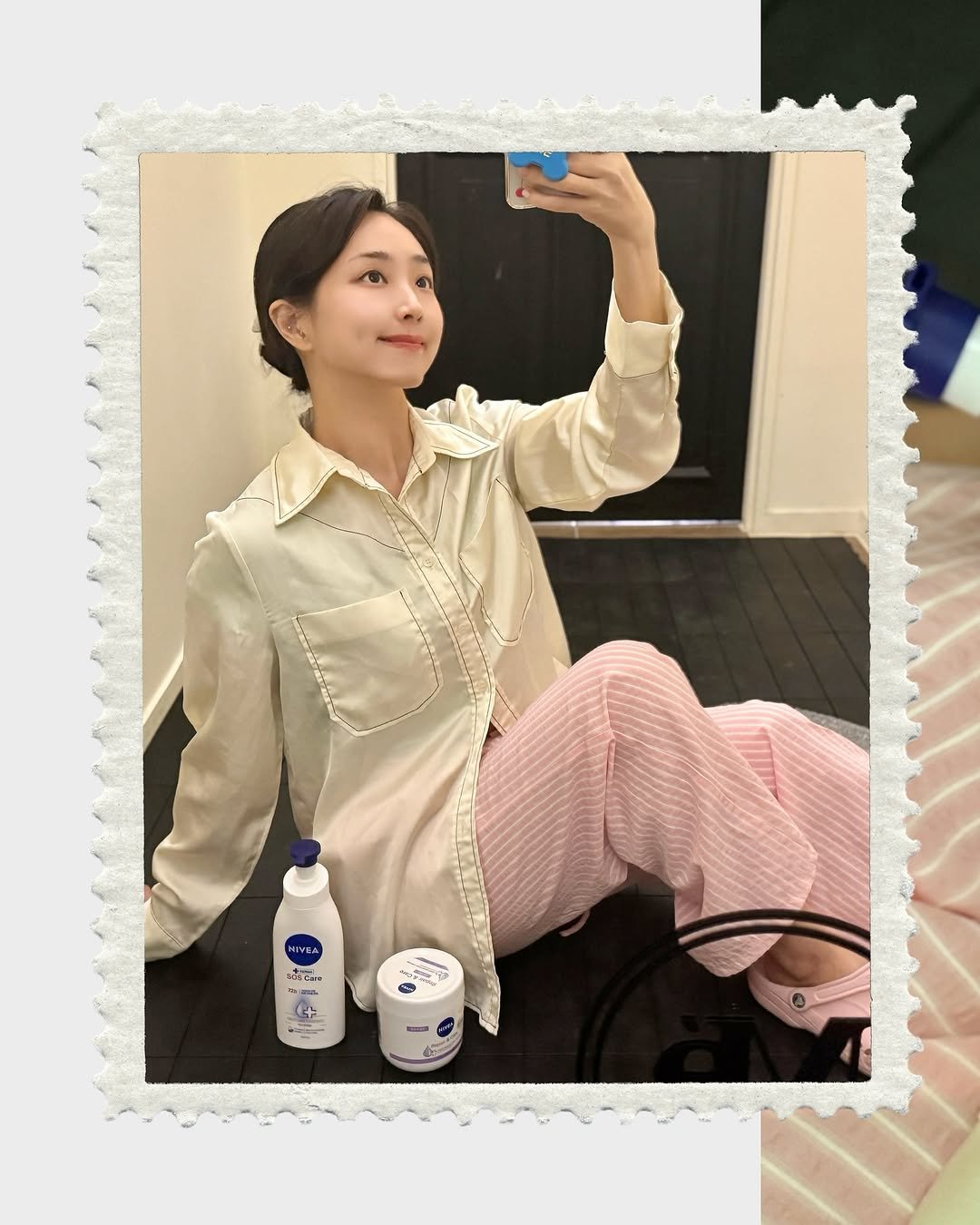 Photo shared by 블로거 달린 🧚♀️ 패션 뷰티 여행 on September 28, 2025 tagging @niveakorea, and @piv_vee. May be an image of 1 person, sleepwear, dress and text.