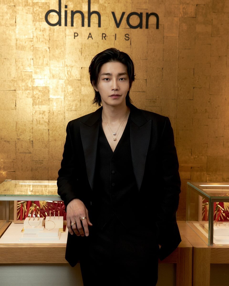 Photo shared by 김재영 on December 25, 2024 tagging @dinhvanparis.