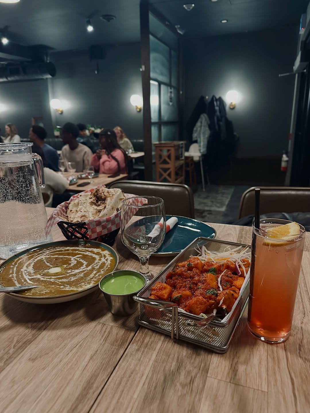 dashingsinghcanada 게시물 이미지: V.I.B.E.S 💫 #downtown #night #dinner #vibes #canada