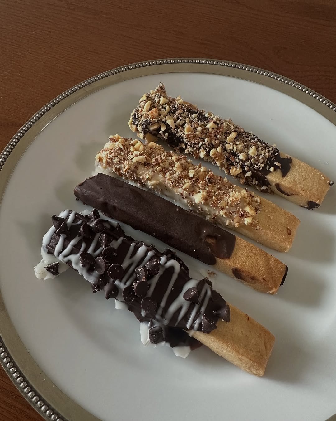 Photo by 선순환코치 다솔맘🇰🇷 on November 10, 2025. May be an image of chocolate bar, breadstick, eclair, wafer and text.