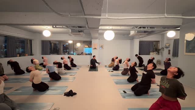 dave_yogastudio 게시물 이미지: 고단한 하루를 보내고도 요가 수련을 선택한 멋있는 사람들 🙏🏻🙏🏻👍🏻👍🏻

#요가...