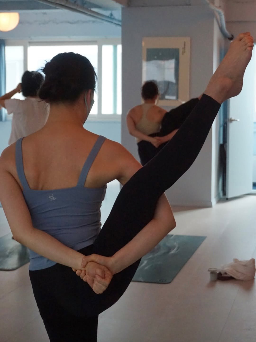dave_yogastudio 게시물 이미지: 뿌리가 넓고, 중심이 곧게 선 나무는 꽃과 열매가 가득 핀답니다.

신체를 뿌리삼아...