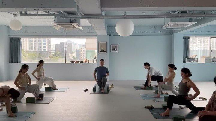 dave_yogastudio 게시물 이미지: 어제는 간만에 도구를 사용해 어깨회전과 스플릿에 도움을 받아본...