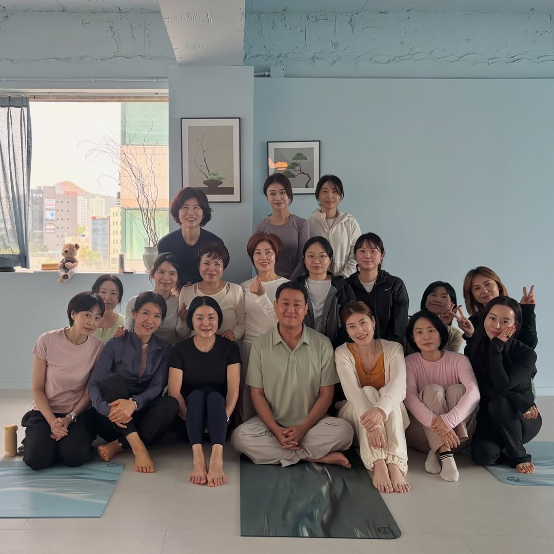dave_yogastudio 게시물 이미지: 세상 자상하고 부드러운 재현 선생님과 @jaehyun.breath 

프라나마야...