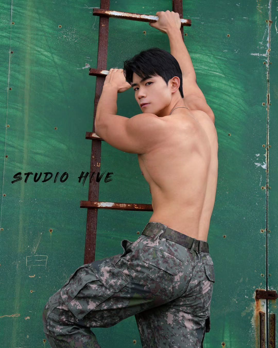 Photo shared by 김병수 Kim Byeong Su on October 25, 2025 tagging @_honeybong, @hivegym.official, @studiohive.official, @hivecrew.official, and @crong_sooo. May be an image of one or more people, biceps, people bodybuilding, military uniform and text.