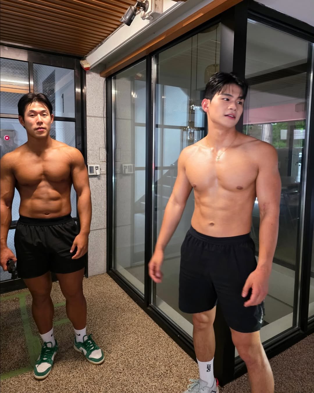 Photo by 김병수 on July 24, 2025. May be an image of 2 people, biceps, people bodybuilding, activewear, sportswear, sweatpants and text.