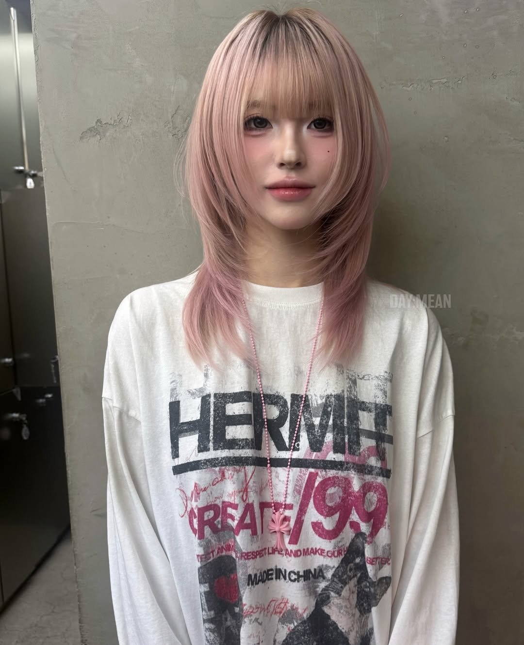 Photo by 합정미용실 데이민 서하 허쉬펌 레이어드펌 브라운염색 on December 19, 2025. May be an image of one or more people, blonde hair, bangs, braids, mannequin and text.