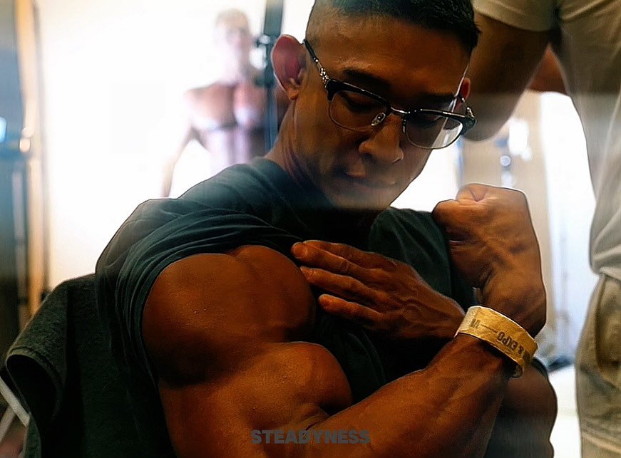 Photo by 이 바닥 이 운동 꾸준함. on August 12, 2025. May be an image of 2 people, biceps, people bodybuilding, wrist watch and text.