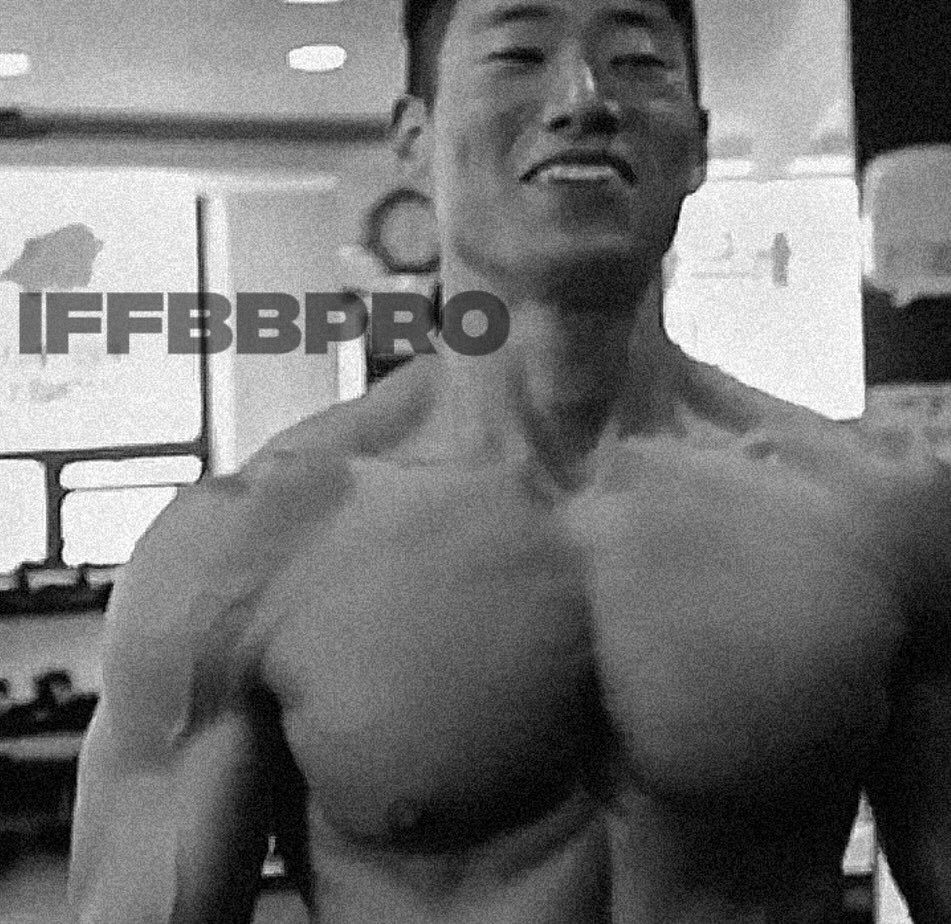 Photo shared by 이 바닥 이 운동 꾸준함. on September 25, 2025 tagging @hyunjinnn.kim. May be an image of 1 person, biceps, body building and text that says 'FFEBPEO IFFBBPRO'.