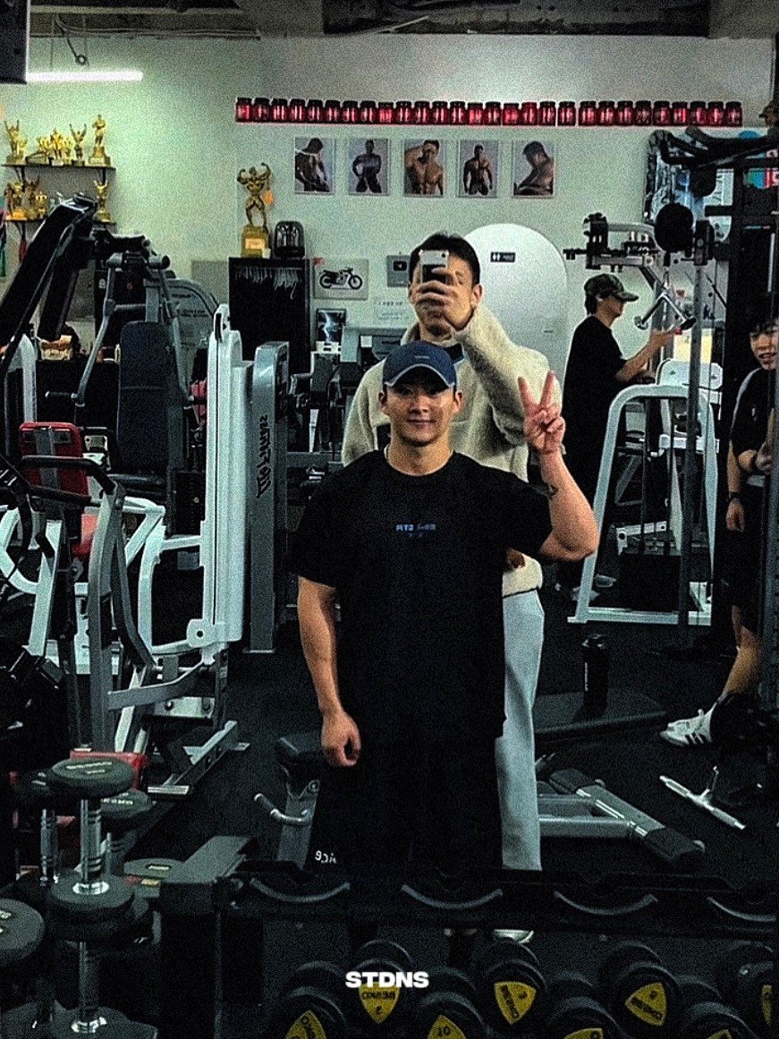 Photo shared by 이 바닥 이 운동 꾸준함. on November 15, 2025 tagging @no_x.kang. May be a selfie of one or more people, biceps, people bodybuilding, treadmill, dumbbell and text.