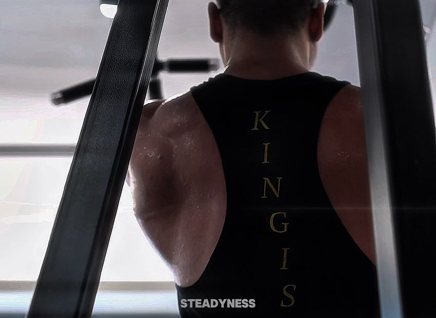 Photo by 이 바닥 이 운동 꾸준함. on August 11, 2025. May be an image of 1 person, biceps, body building, activewear, sportswear, barbell, dumbbell and text that says 'STEADYNESS STEAD YNESS'.
