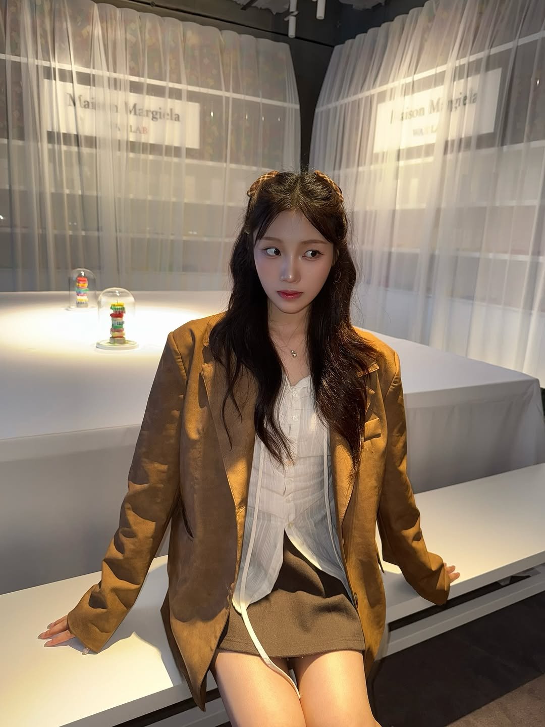 Photo by 석다예 on March 10, 2026. May be an image of duffle coat, overcoat, blazer and text.