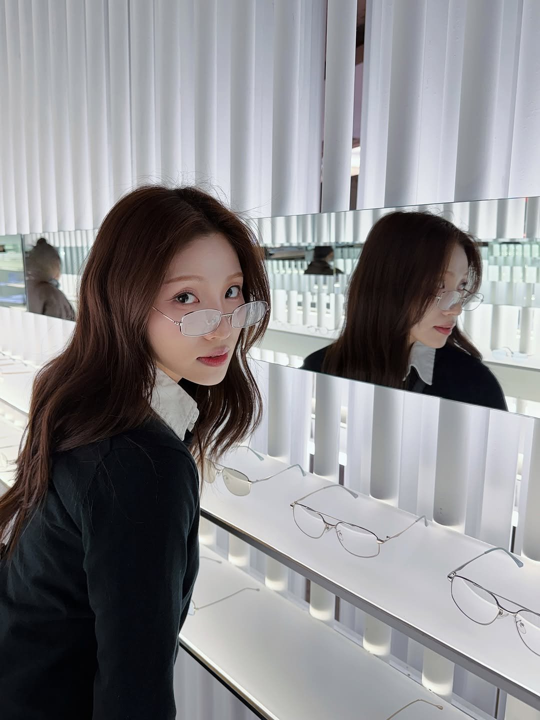 Photo by 석다예 on January 21, 2026. May be an image of one or more people, hair, makeup, mirror and text.