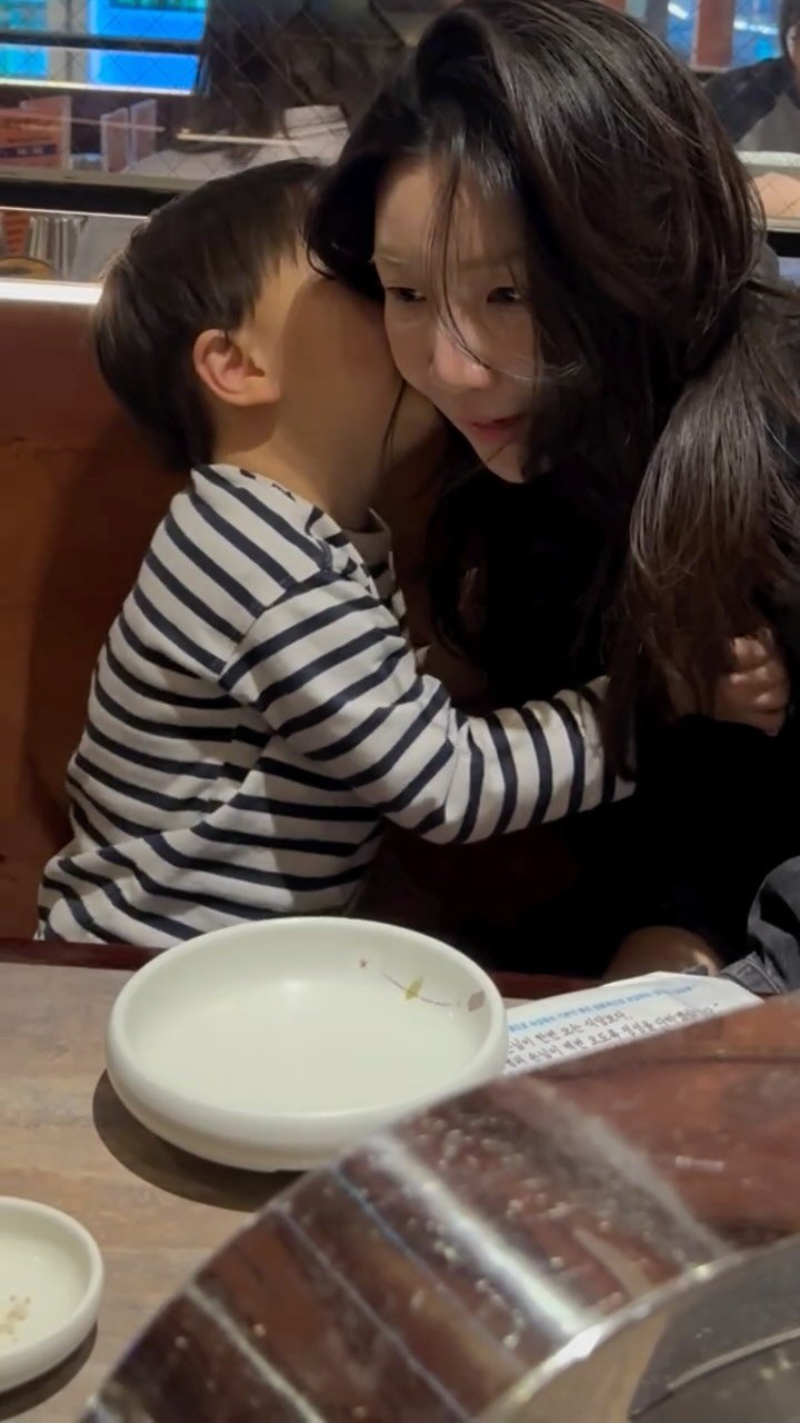 daylight_journal 게시물 이미지: 비밀이 많은 우리 아들..💌
자꾸 귓속말 한다는데 전 못참고 뽀뽀하게 되는 참을 수...