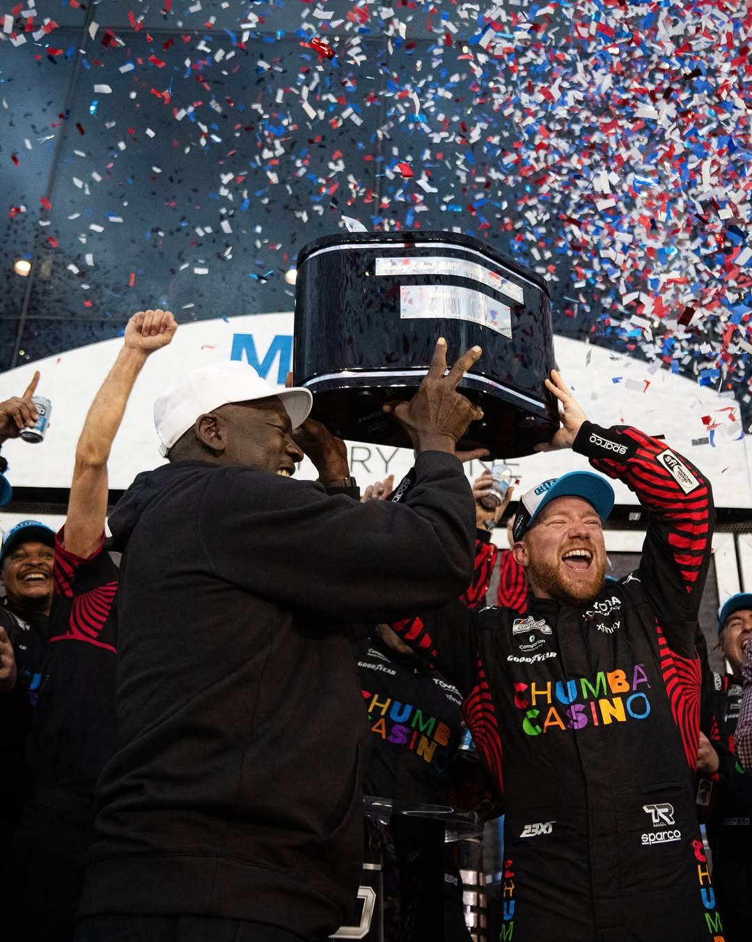 daytona 게시물 이미지: 🏆

Daytona 500 champs!!!!