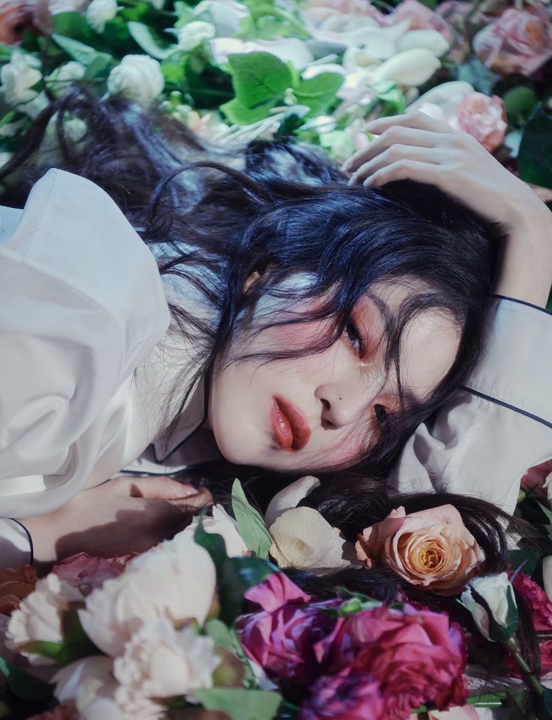 Photo shared by 데이즈드 코리아 DAZED KOREA on December 24, 2025 tagging @dior, and @xeesoxee. May be an image of one or more people, makeup, hair, rose, carnation and text.