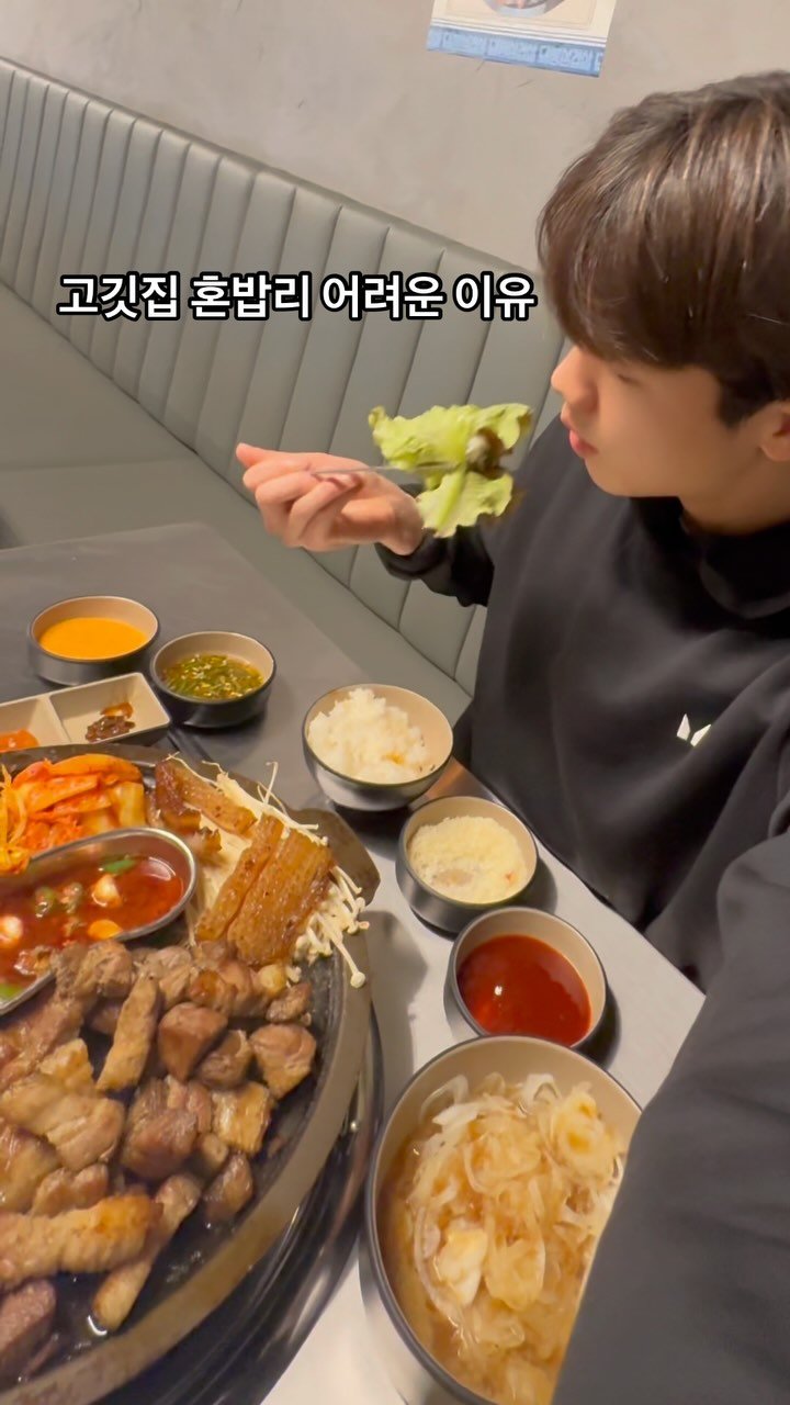 db_seojoon 게시물 이미지: 이렇게 찍는거 어디서 봐서 
고깃집 브이로그 찍어보려했는데
실패했습니다 네 

브이로그 연습중