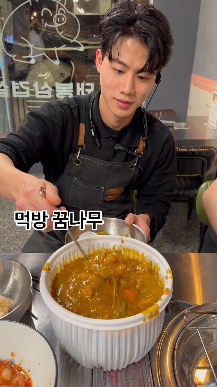 db_seojoon 게시물 이미지: 김이 폴폴 나는데 
사장님이 얼른 한입 하라고 하셨어요