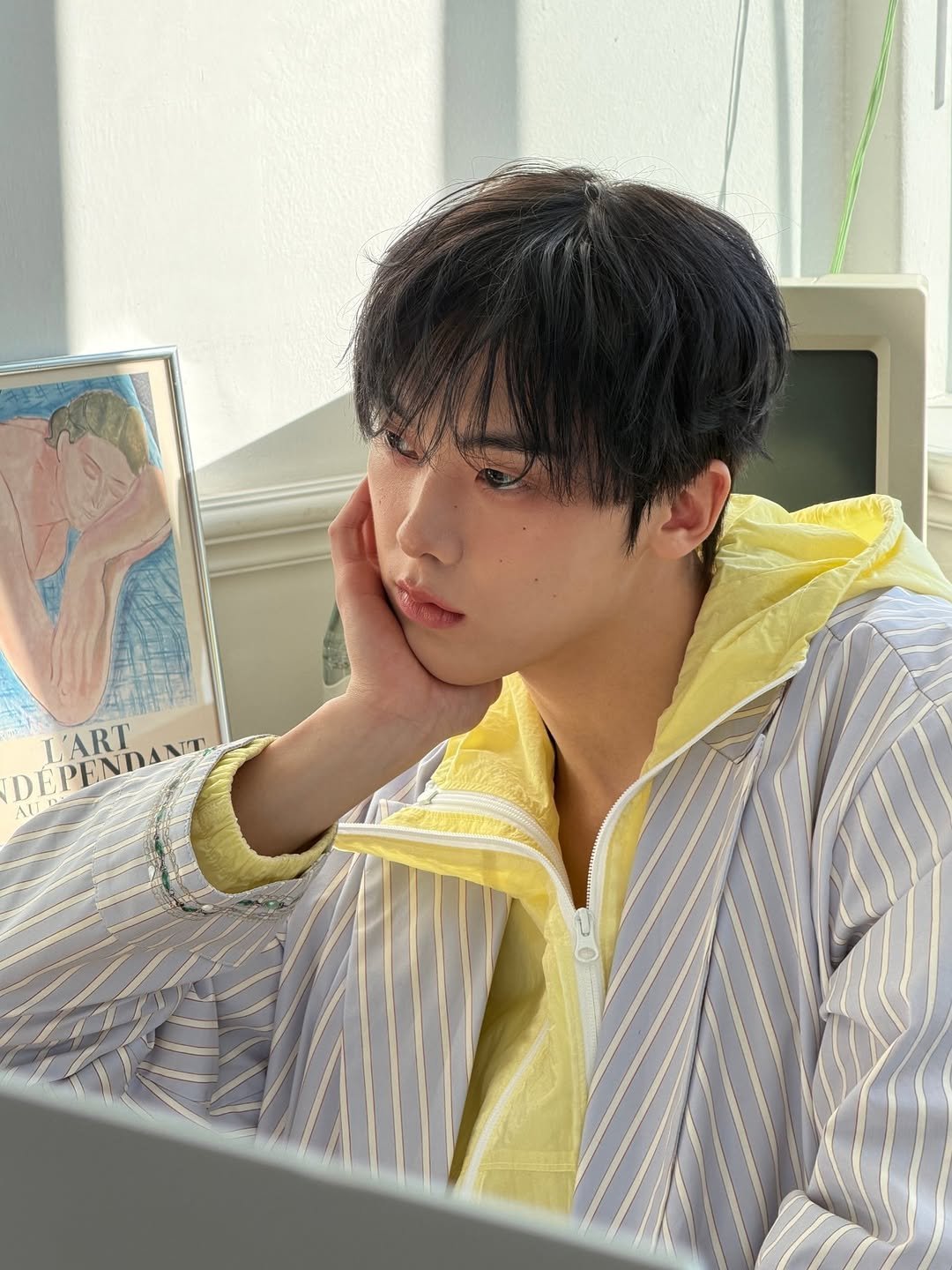 Photo by 윤산하 on February 26, 2026. May be an image of one or more people, bangs, bolo tie and text that says 'DEPENDANT LART L'ART ATT DEPEN'.