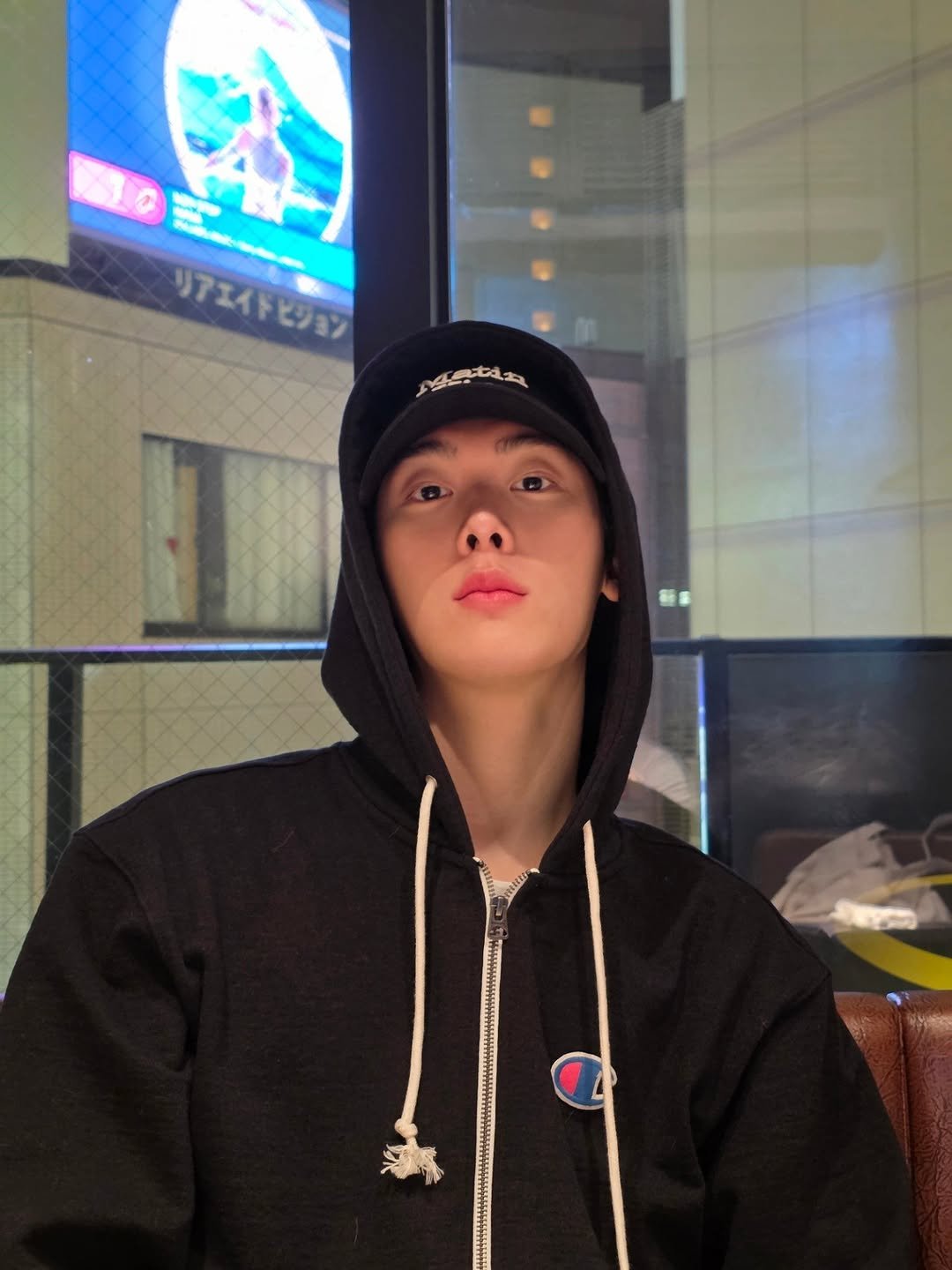 Photo by 윤산하 on March 07, 2026. May be an image of ‎one or more people, hat, duffle coat, parka, sweatshirt and ‎text that says '‎リアエイドビジョン 中枝肉 امک e‎'‎‎.