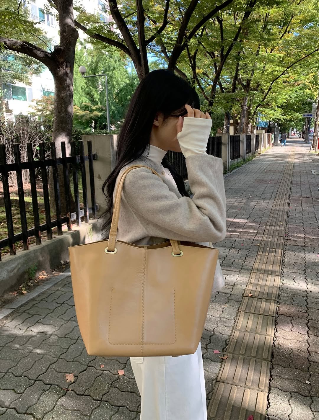 Photo shared by 오브던🌹 on October 24, 2025 tagging @apoa._official. May be an image of saddle-stitched leather, tool bag, purse, grocery bag and text.
