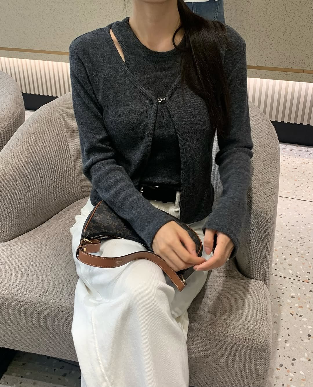 Photo by 오브던🌹 on September 30, 2025. May be an image of blazer, cardigan and text.