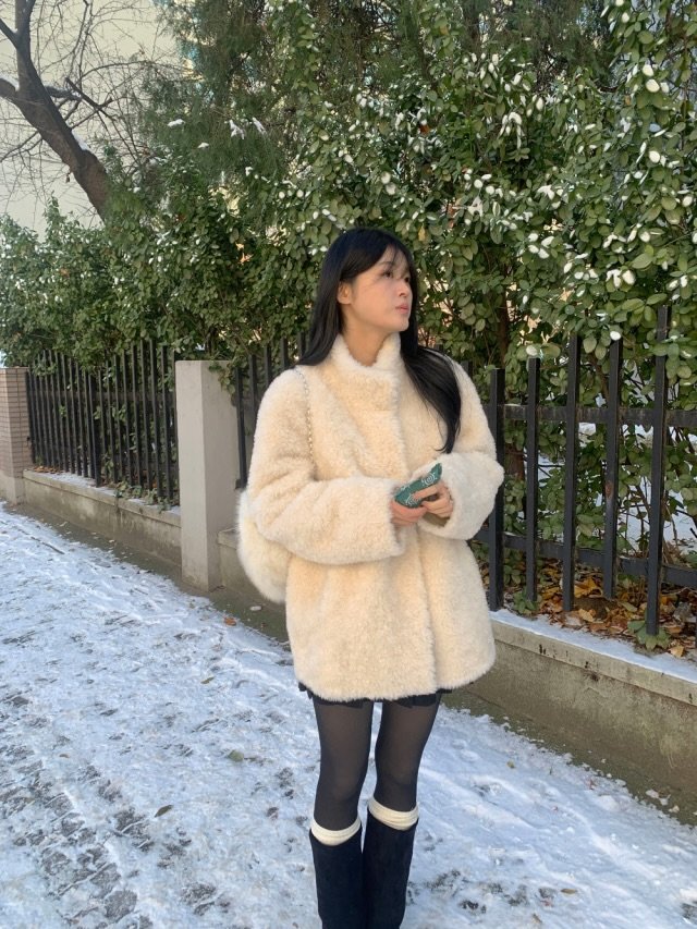 Photo by 오브던🌹 on December 18, 2025. May be an image of duffle coat, overcoat, sable coat, goosedown coat, parka, turtleneck, snow and text.