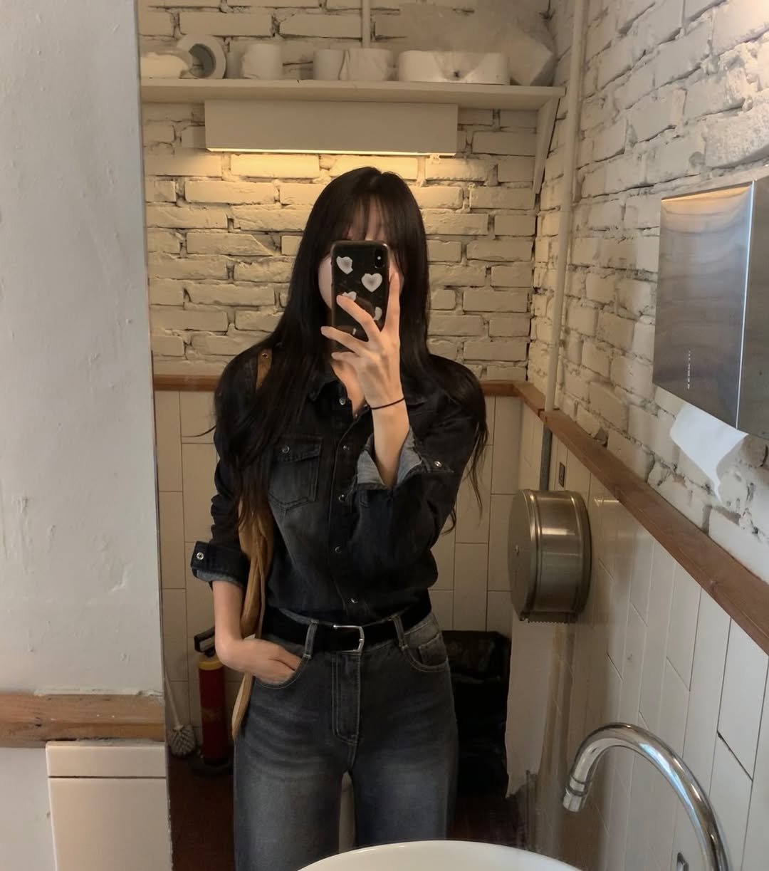 Photo by 오브던🌹 on October 04, 2025. May be an image of 1 person, hair and text.