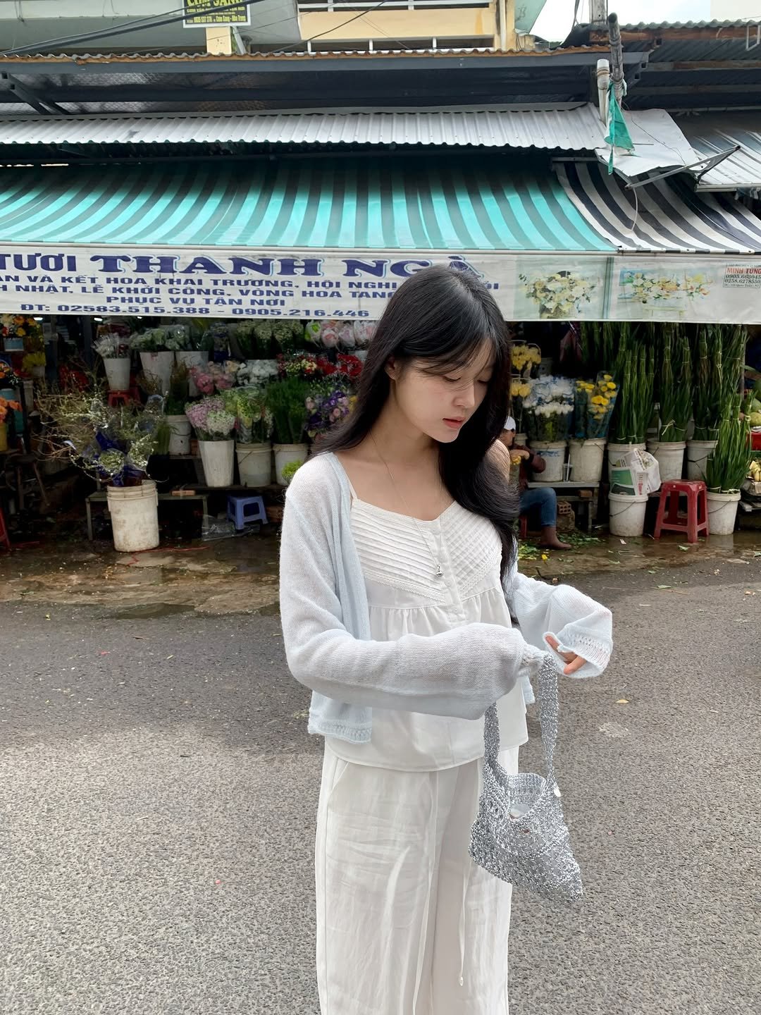 Photo by 오브던🌹 on February 17, 2026. May be an image of white lily, baby's-breath and text.