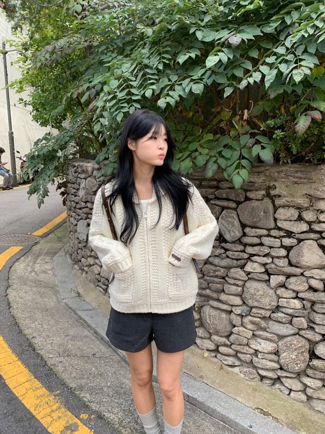 Photo by 오브던🌹 on October 27, 2025. May be an image of knit, shorts, outerwear, miniskirt and cardigan.