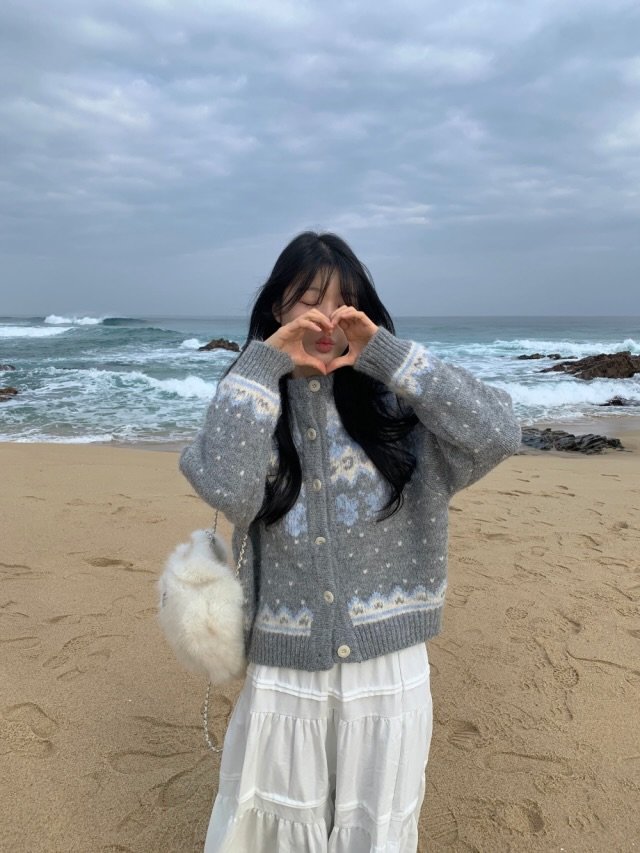 Photo by 오브던🌹 on December 17, 2025. May be an image of duffle coat, goosedown coat, parka, beach and text.