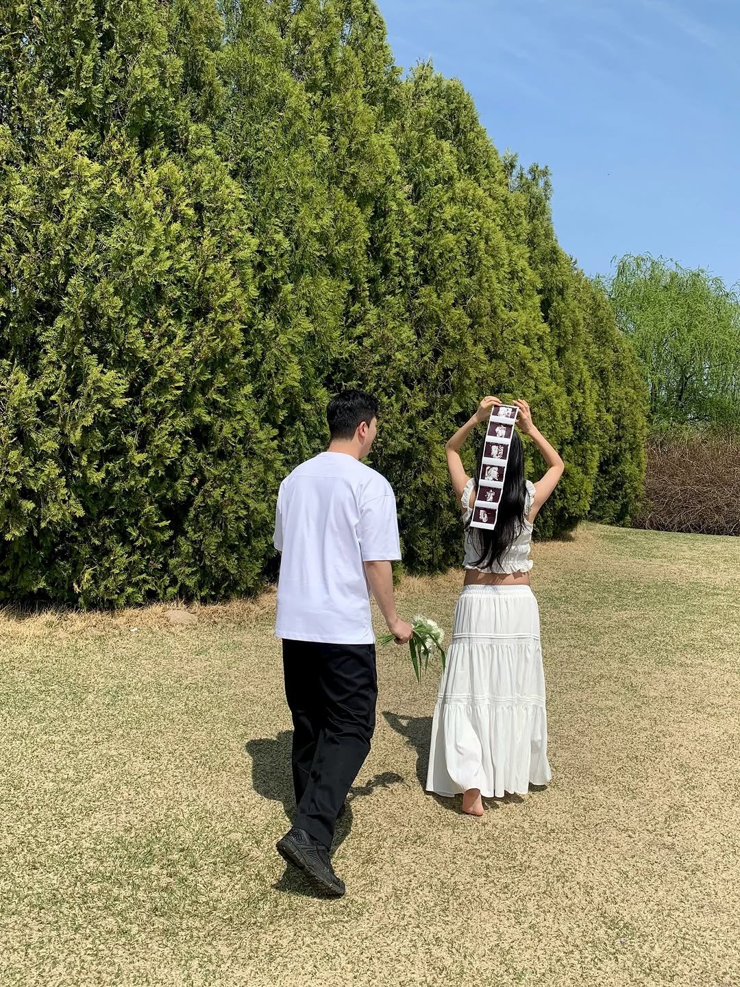 Photo by 오브던🌹 on April 14, 2026. May be an image of standing, grass and text.