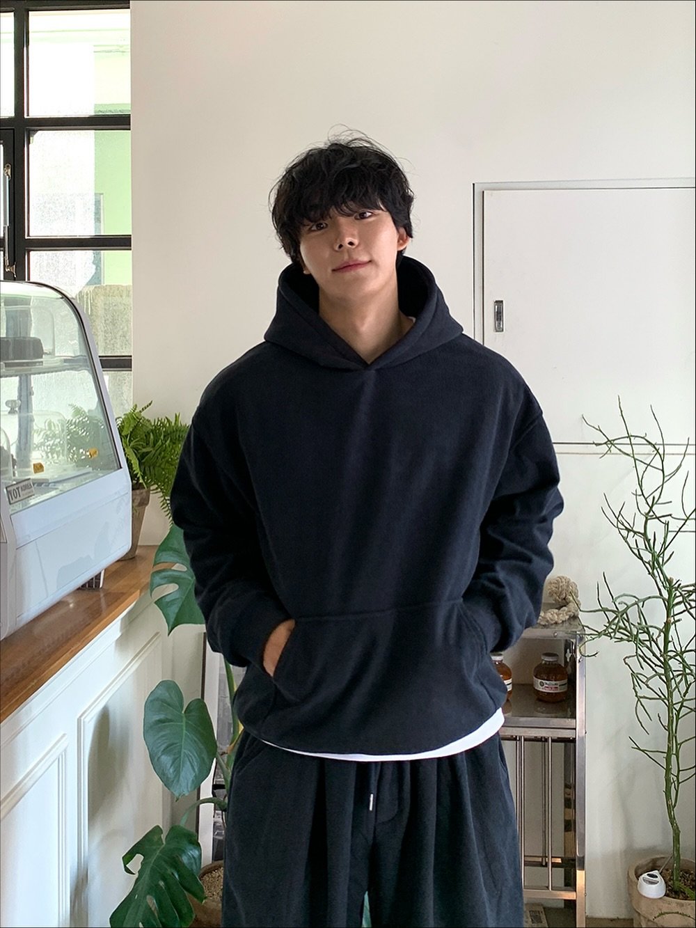 Photo by 상혁, 휴트 HUET on November 18, 2025. May be an image of duffle coat, sweatpants, parka, sweatsuit, sportswear, sweatshirt, turtleneck and text.