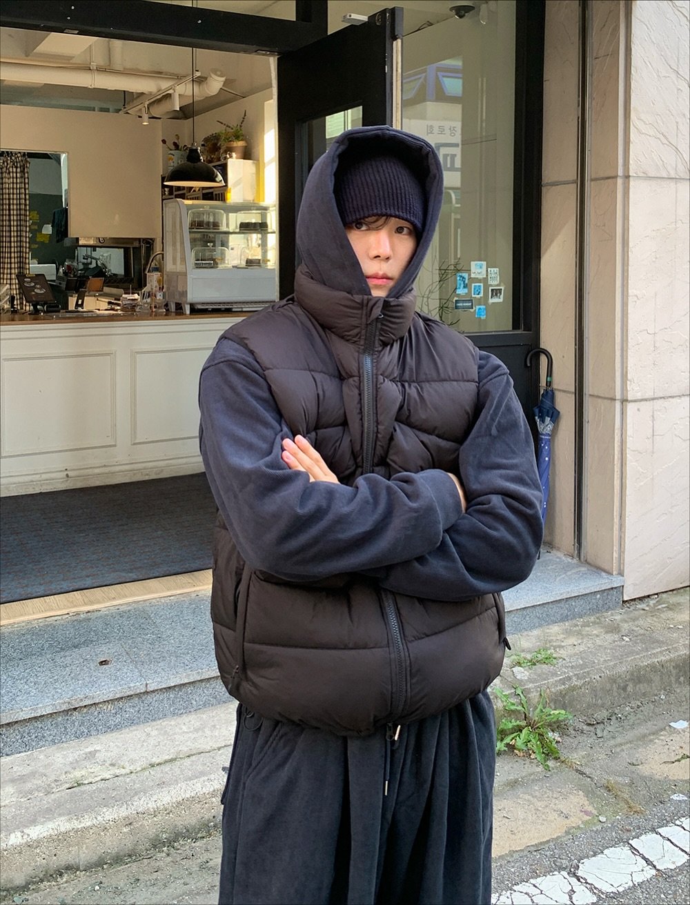 Photo by 상혁, 휴트 HUET on November 02, 2025. May be an image of duffle coat, overcoat, goosedown coat, sweatpants, face mask, parka, jacket and text.