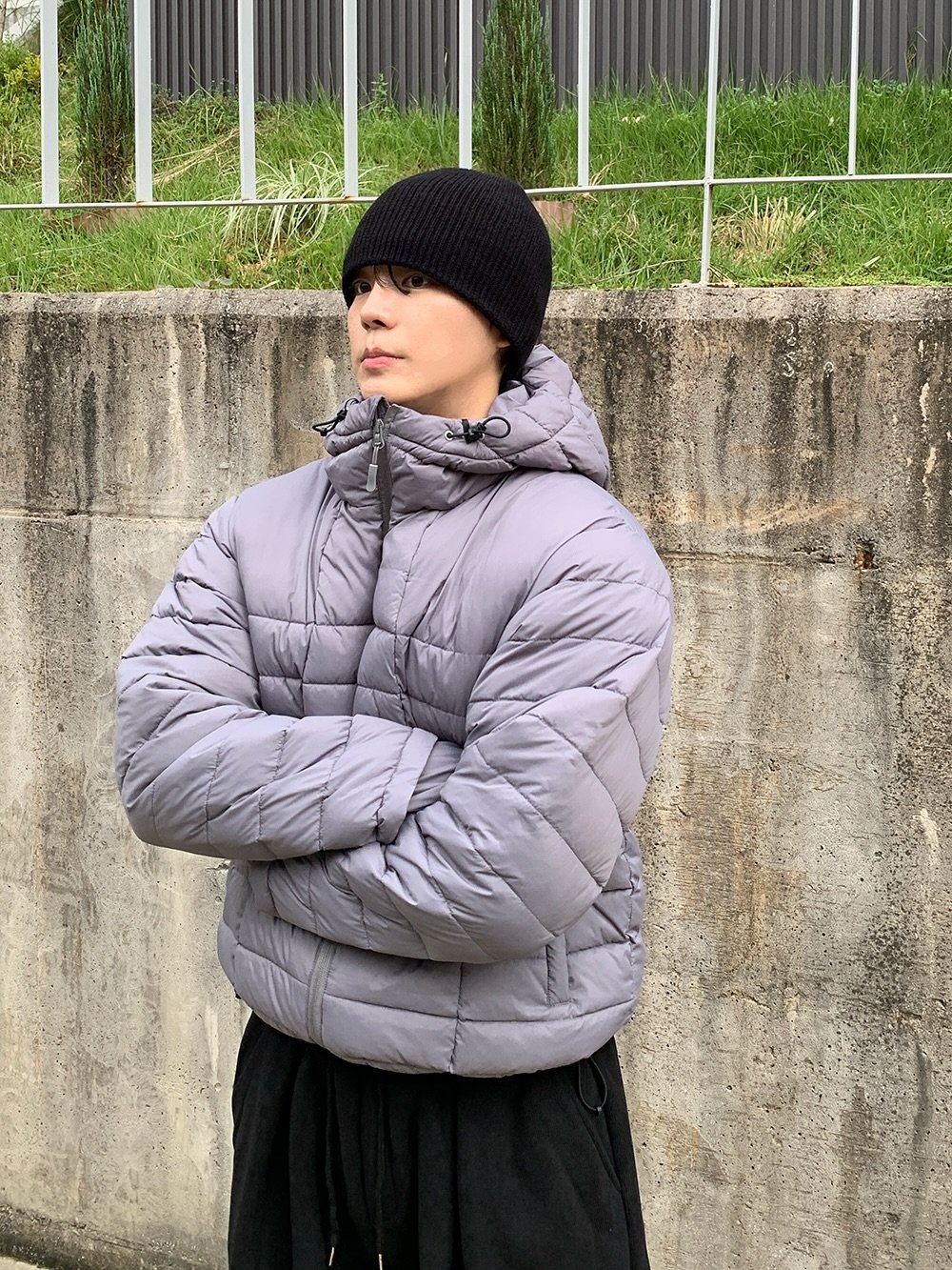 Photo by 상혁, 휴트 HUET on November 08, 2025. May be an image of duffle coat, goosedown coat, sweatpants, face mask, parka, raincoat, jacket, sportswear, fleece and text.