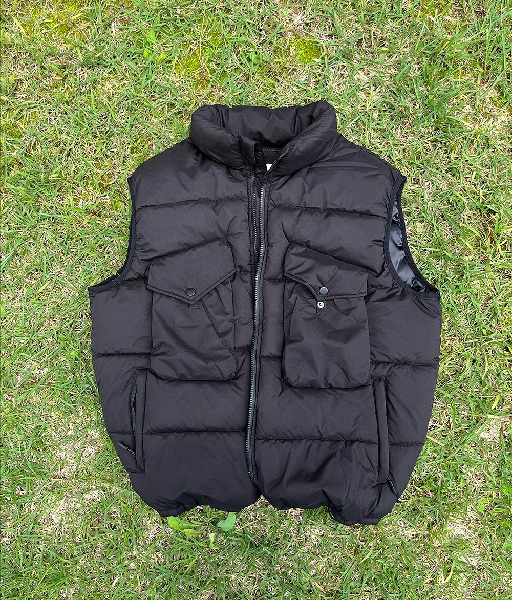 Photo by 상혁, 휴트 HUET on November 12, 2025. May be an image of goosedown coat, sherpa coat, fleece, vest, parka, jacket and text.