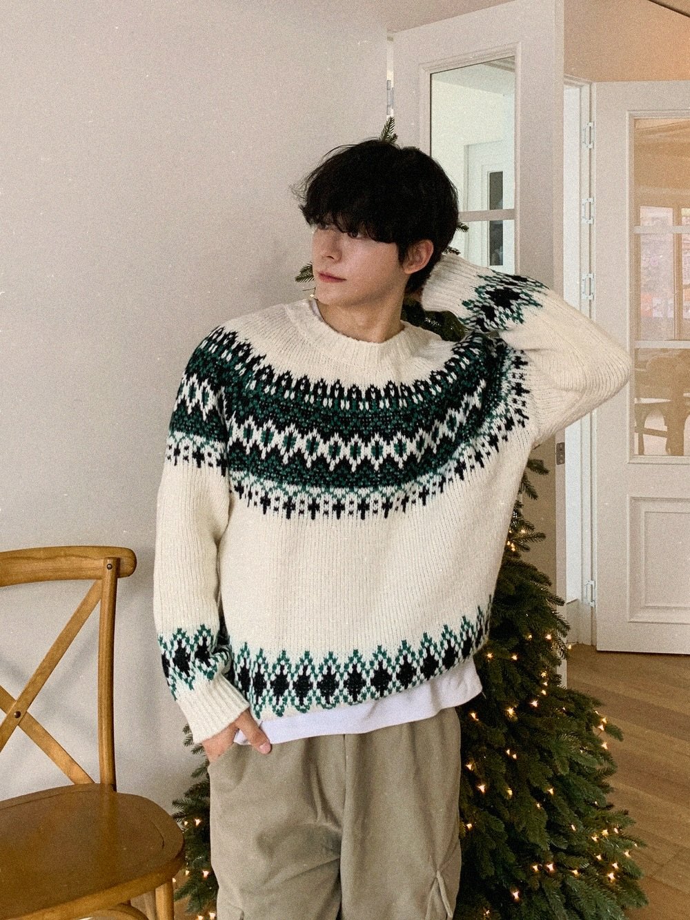 Photo by 상혁, 휴트 HUET on November 28, 2025. May be an image of one or more people, hair, sweater, turtleneck, top and text.