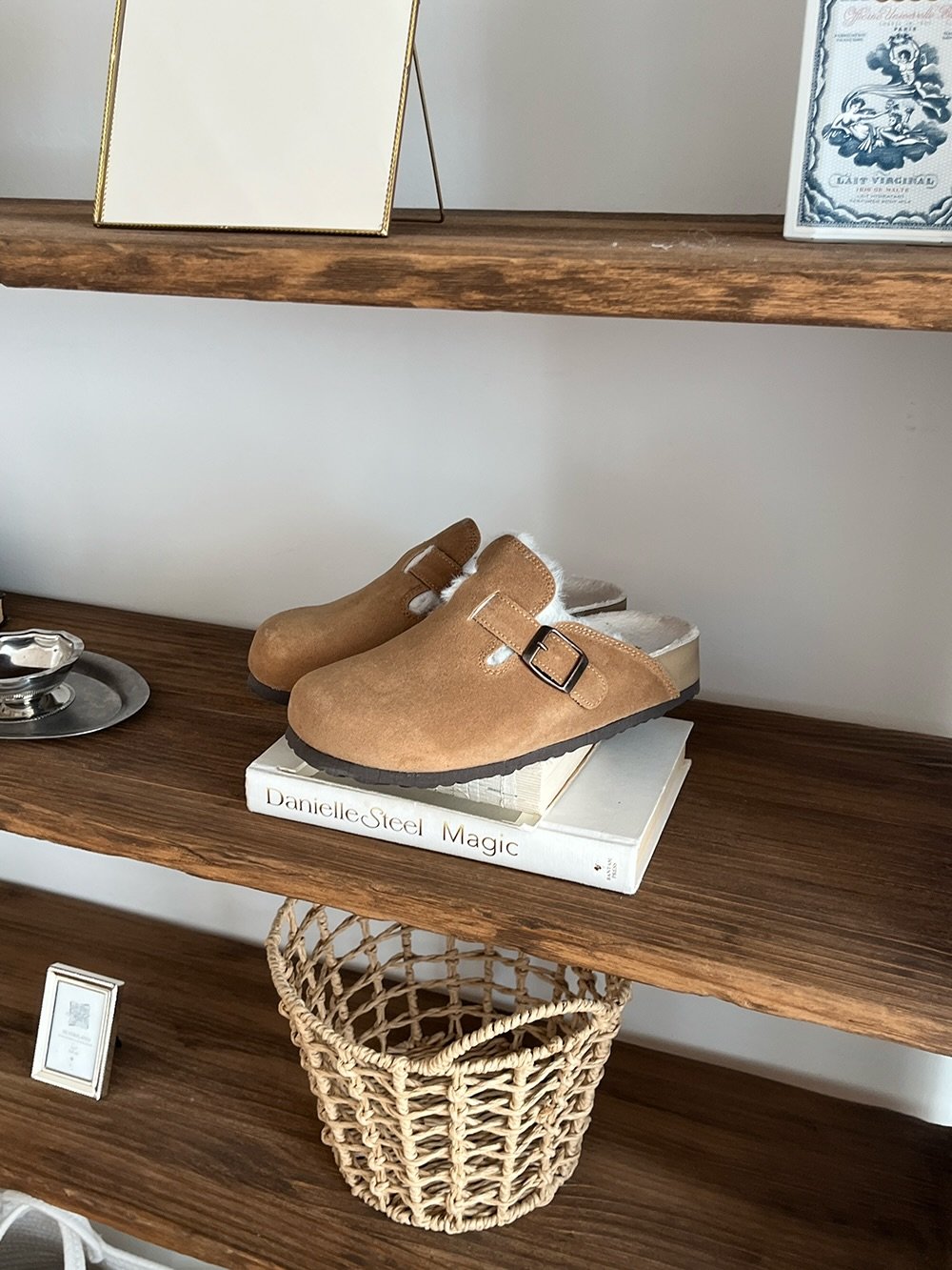 Photo by 상혁, 휴트 HUET on December 04, 2025. May be an image of espadrilles, leather, sandals, shelf, rack and text.