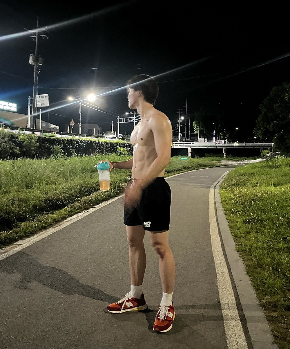 Photo by 상혁, 휴트 HUET on September 22, 2025. May be an image of 1 person, body building, shorts, road, street and text.
